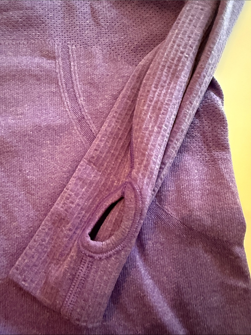 Lululemon long sleeve t. Thumbs holes not tag notice size in photo size 6 - Picture 2 of 4